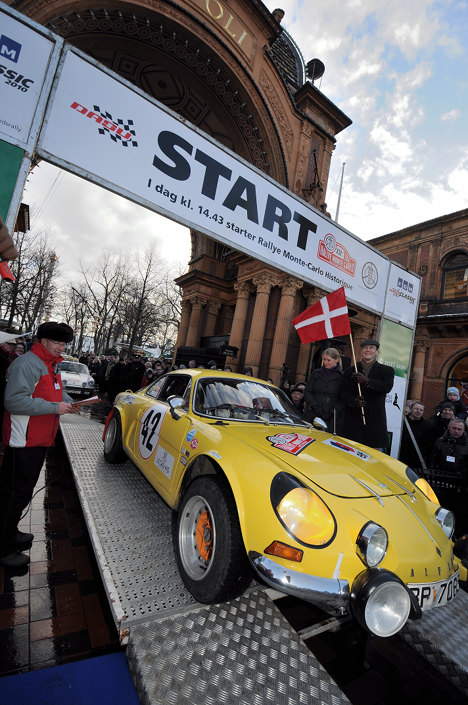 Hans Kongelige Højhed prins Joachim sender Henning Jørstad og Tine Hallre af sted fra Tivoli under starten til Rallye Monte-Carlo 2010